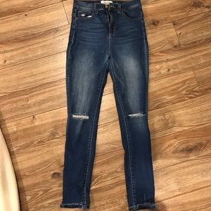 CARLY JEAN HIGHWAISTED JEANS w/ CUTS AT THE KNEE
